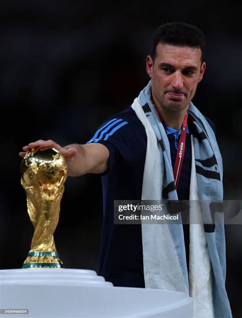 Argentina Manager Lionel Scaloni Touches The World Cup Trophy After News Photo Getty Images