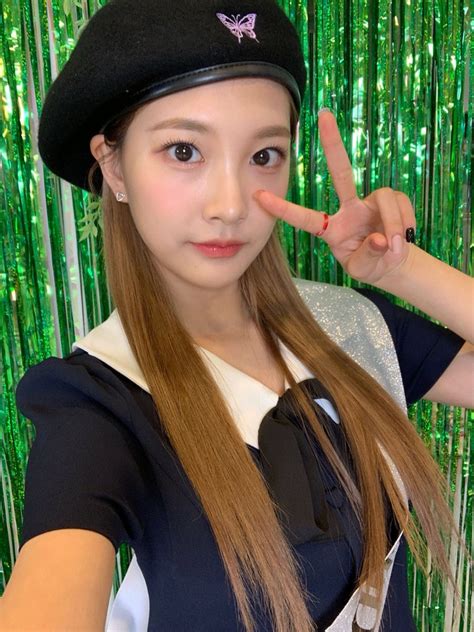 Wooah Woo Ah Woo Ah Weverse Instagram Twitter Selfie Selca Nana