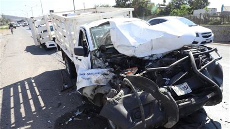 Camioneta choca contra camión urbano en la México 15 al sur de Mazatlán