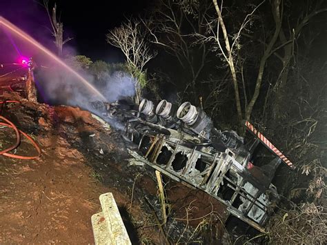 Carreta Tomba Pega Fogo E Motorista Morre Carbonizado Na Ponte Do