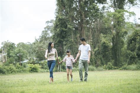 Felices Padres Y Su Hija Caminando Por El Parque Feliz Familia Foto De