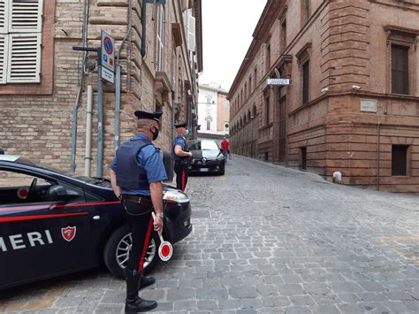 Macerata Calci E Pugni Ai Carabinieri Denunciato Un Minorenne Aveva