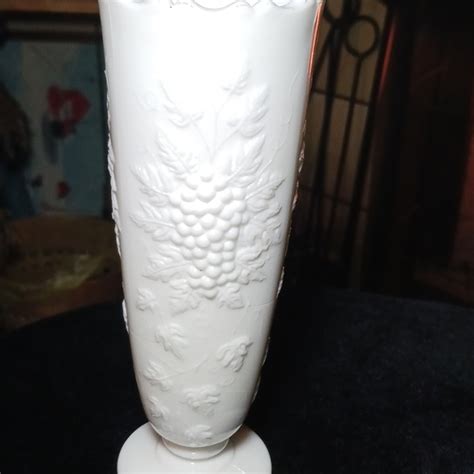 L E Smith Accents Vintage Le Smith Milk Glass Vase Poshmark