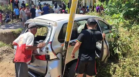 Mobil Avanza Tertabrak Kereta Api Di Banyuwangi Dua Orang Terluka