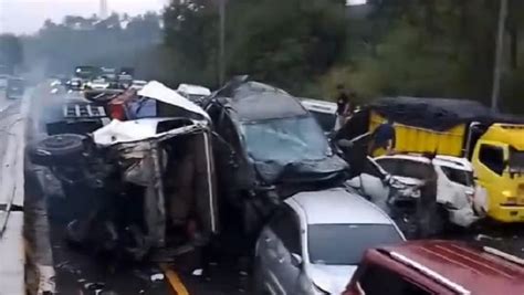 Penampakan Tabrakan Beruntun Di Tol Purbaleunyi Mobil Terbalik Hingga