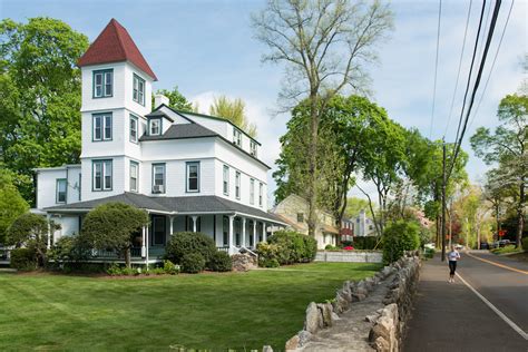 Riverside, Connecticut Neighborhood Guide | Compass