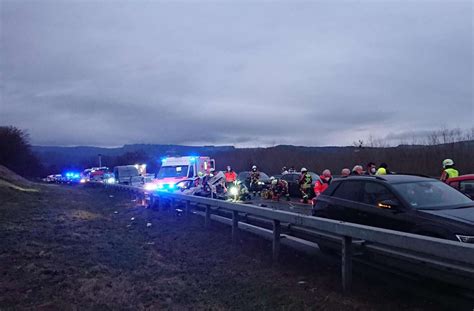 Schwerer Unfall Auf B Rettungshubschrauber Bei Hechingen Im Einsatz