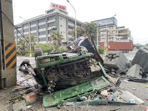 砂石車衝出台61線高架 驚悚影片曝光！急墜地面駕駛噴飛慘死 新聞 中時新聞網