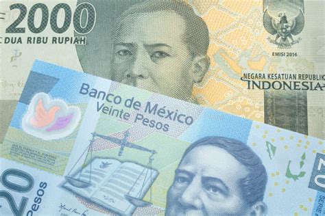 Un Billete De Banco Rupia Indonesio Con Billete De Veinte Pesos