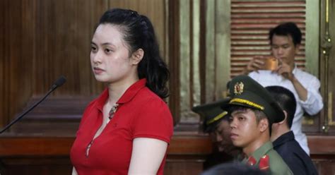 Hot girl Ngọc Miu được người tình Văn Kính Dương bảo vệ trước tòa