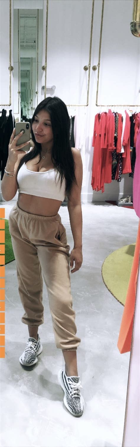 Natural Latina Scrolller