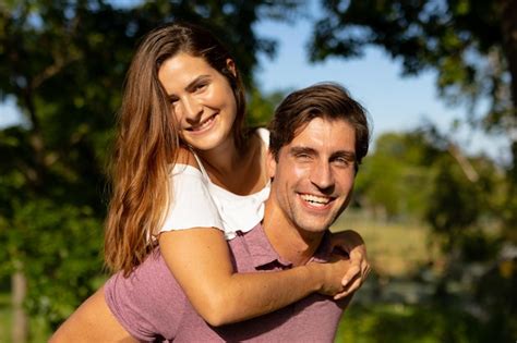 Feliz pareja joven abrazándose en el jardín Foto Premium