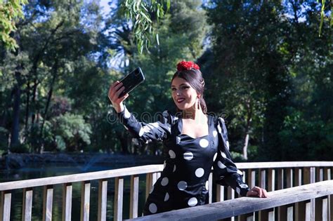 Brunette De Una Joven Artista De Flamenco Y Hispana Con Traje Típico De