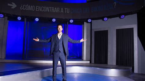 La chica del bikini azul musical que rinde homenaje a éxitos de Luis