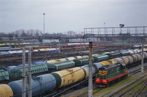 Treni E Vagoni Sui Binari Ferroviari Alla Stazione Che Effettuano Il