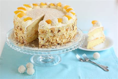 Traumhafte Raffaello Torte mit knusprig cremiger Kokos Sahnefüllung und