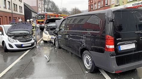 Ennepetal Vier Autos Krachen Ineinander Drei Verletzte