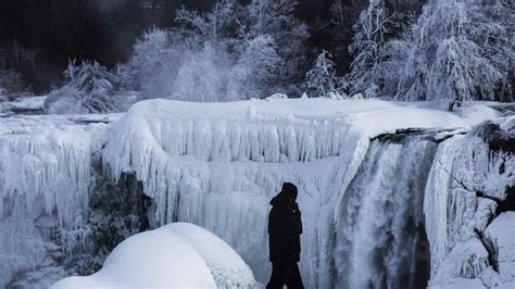 TRAVEL UPDATE Viral Air Terjun Niagara Di AS Membeku Akibat Badai