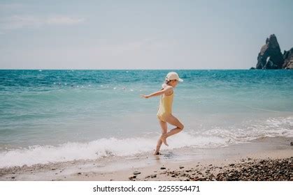 imágenes de Little girl yellow bikini Imágenes fotos y vectores de stock Shutterstock