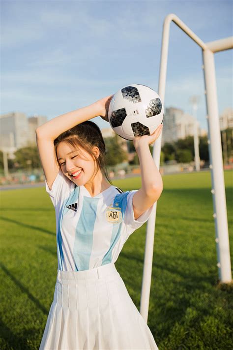 赵露思清新装扮化身足球少女 助力世界杯