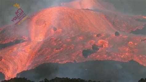 La colada de lava del cono principal del volcán de La Palma se desborda