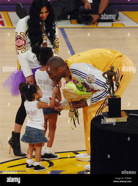 Los Angeles Lakers Kobe Bryant R Kisses His Daughter Gianna As His