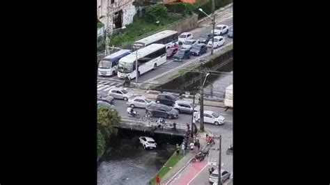 V Deo Carro Cai Em Canal E Ocupantes Do Ve Culo S O Resgatado Por