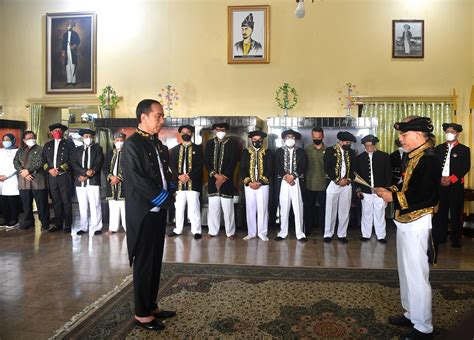 Foto Kunjungi Kesultanan Ternate Presiden Jokowi Dianugerahi Gelar