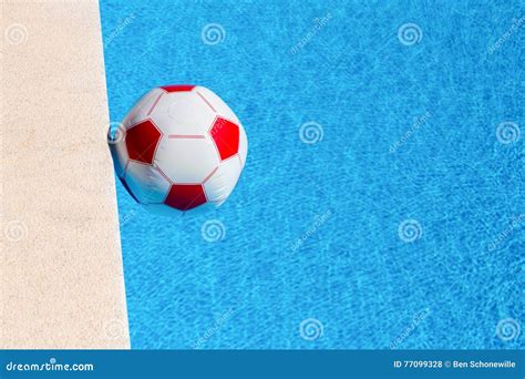 Bola De Praia Vermelho Branca Que Flutua Na Piscina Foto De Stock