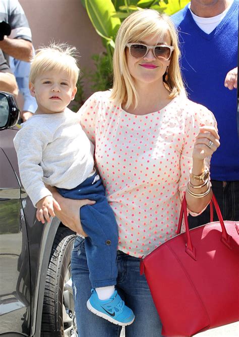 Reese Witherspoon & Family Out For Lunch In Santa Monica | Celeb Baby Laundry