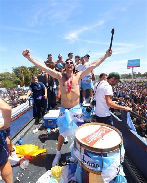 Dibu Martínez en fotos el festejo entre la multitud del marplatense