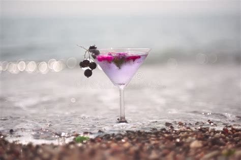 Auffrischungssommer Trinken In Einem Glas Auf Dem Strand Funkelnde