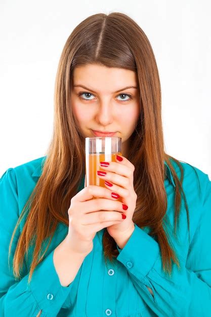 Retrato De Una Bella Mujer Joven Con Un Vaso De Jugo De Manzana Naranja