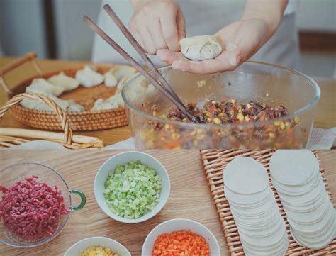 煮冻饺子时，用冷水和开水都不对，教你一招，出锅和现包的一样 哔哩哔哩