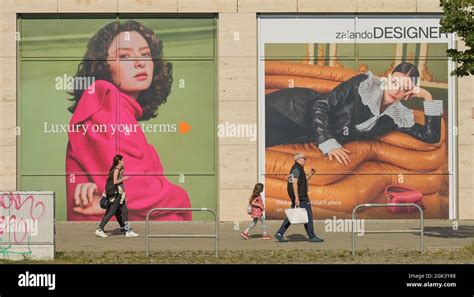 Werbung Poster Zalando Zentrale Valeska Gert Straße Friedrichshain