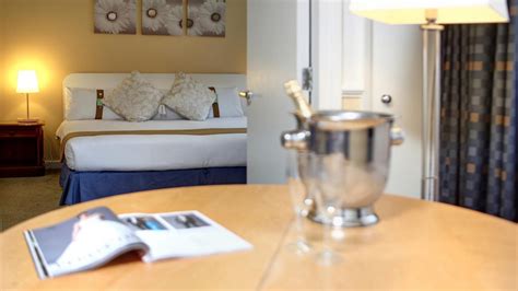 HOLIDAY INN AYLESBURY, AN IHG HOTEL $66 ($̶1̶2̶0̶) - Updated 2023 ...