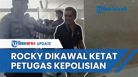 Datangi Bareskrim Seorang Diri Untuk Diperiksa Rocky Gerung Dikawal