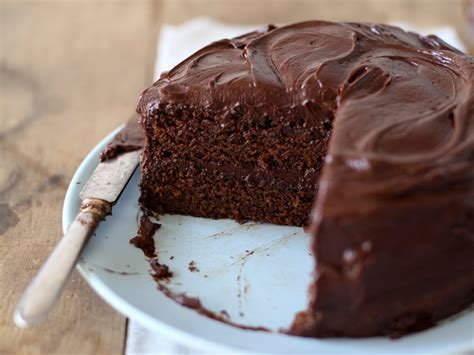 Bolo de Chocolate de Liquidificador Simples e Rápido Molhadinho