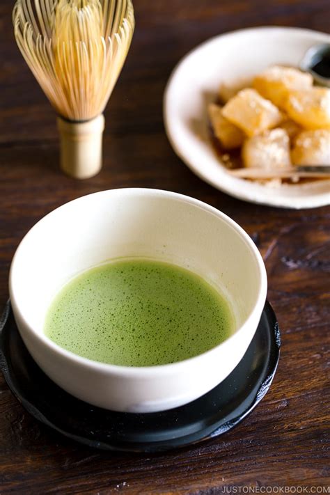 How To Make Matcha Japanese Green Tea 抹茶の点て方 • Just One Cookbook