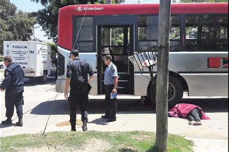 Su moto rozó un colectivo de la línea 114 y murió aplastada por las