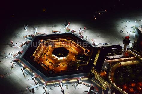 Berlin aus der Vogelperspektive Nächtlicher Flugbetrieb am Terminal