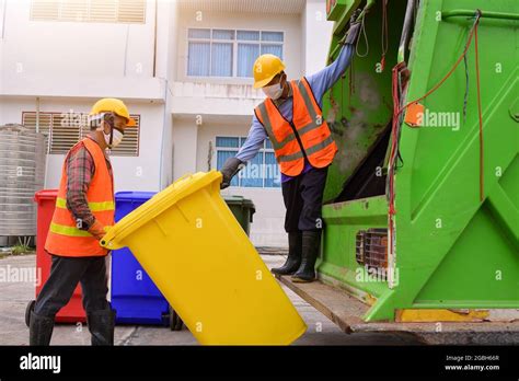 Dustbin Lorry Hi Res Stock Photography And Images Alamy