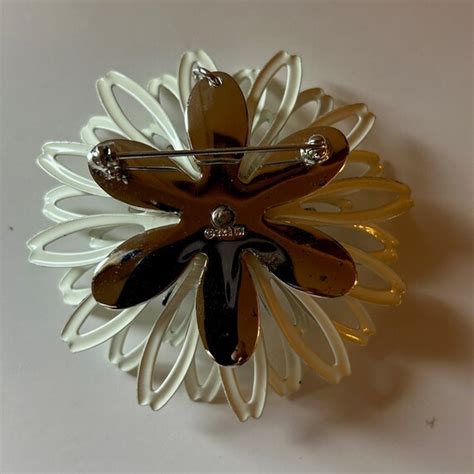 Sarah Coventry White Enamel Fringe Flower Pendent Gem