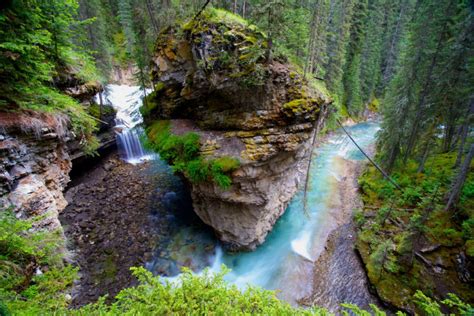 Una Pasarela Atravesando Un Cañón De Agua Turquesa En Canadá Johnstons