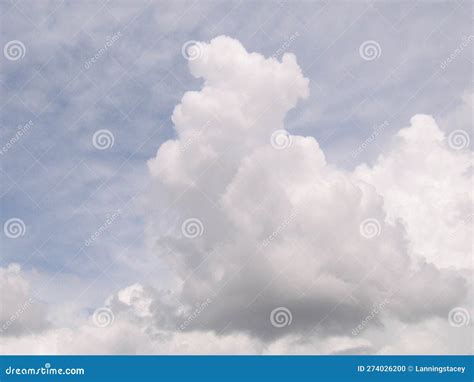 Cielo Azul Con Nubes Blancas Y Grises Foto De Archivo Imagen De Gris