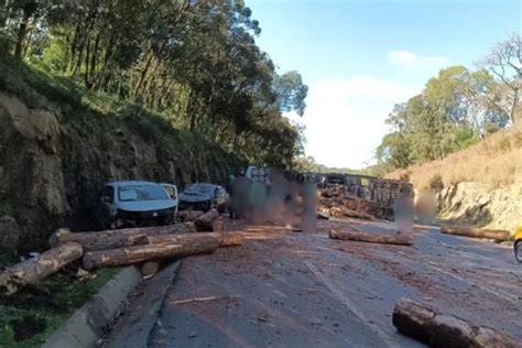 Carro é esmagado contra parede de pedras em acidente em SC