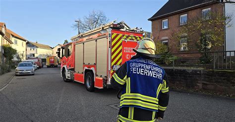 T Dlicher Unfall In Karlsruhe Senior Prallt Gegen Geparktes Auto