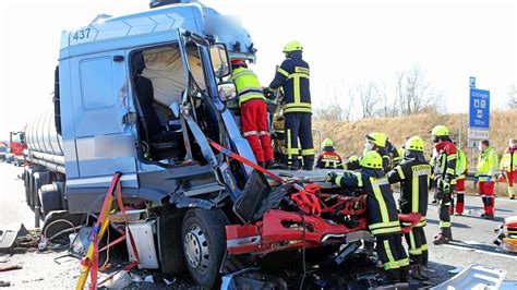 Schwerer Unfall Auf Der A Lkw Fahrer Eine Stunde Eingeklemmt