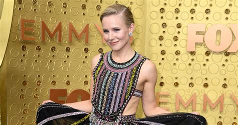 The Good Places Kristen Bell Keeps It Colorful At Emmys 2019 2019