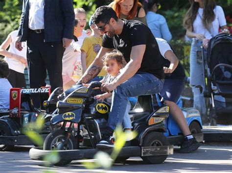 Filippo Magnini Al Parco Con Giorgia Palmas E La Figlia Mia